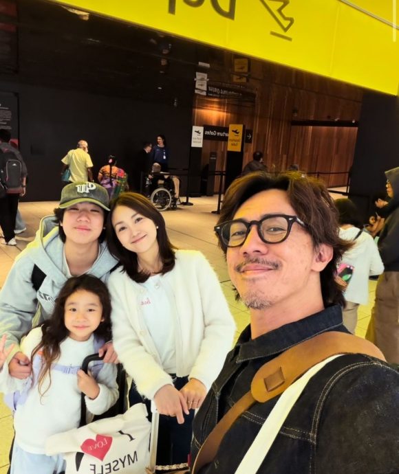 周秀娜被告诽谤后首现身领奖 张继聪膺最具魅力男演员