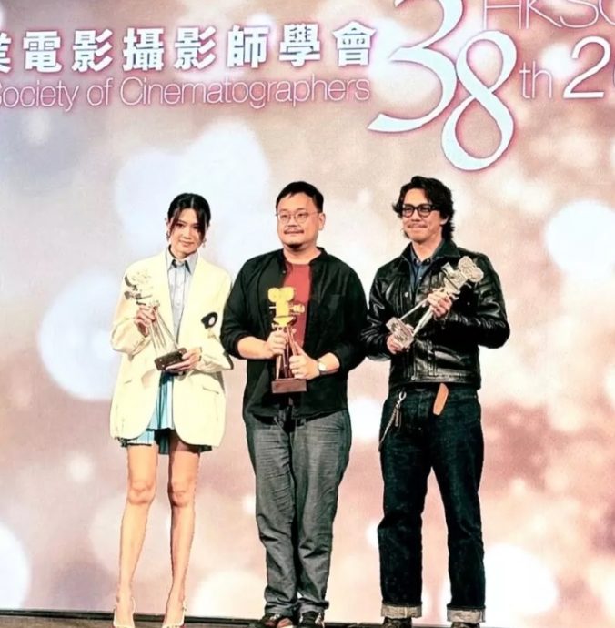 周秀娜被告诽谤后首现身领奖 张继聪膺最具魅力男演员