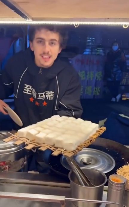 失言恐影响奥斯卡胜算 甜茶懒理中国大跳广场舞