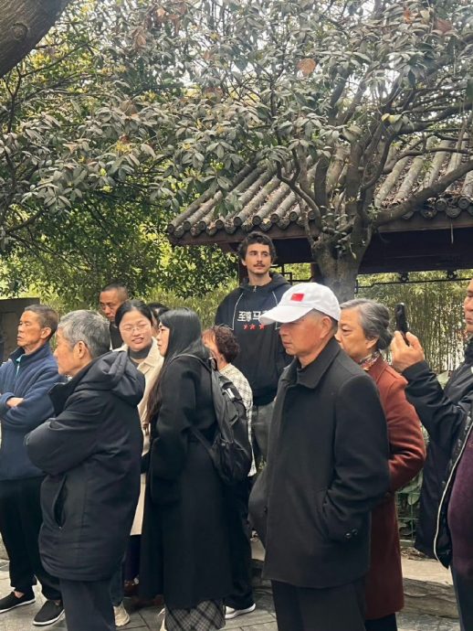 失言恐影响奥斯卡胜算 甜茶懒理中国大跳广场舞