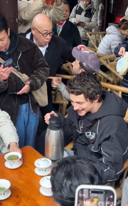 失言恐影响奥斯卡胜算 甜茶懒理中国大跳广场舞