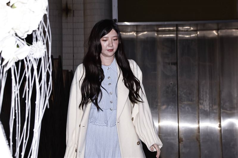 宋芸桦首度放闪圈外男友 十指紧扣现身禾浩辰婚礼