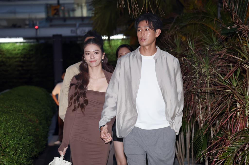 宋芸桦首度放闪圈外男友 十指紧扣现身禾浩辰婚礼