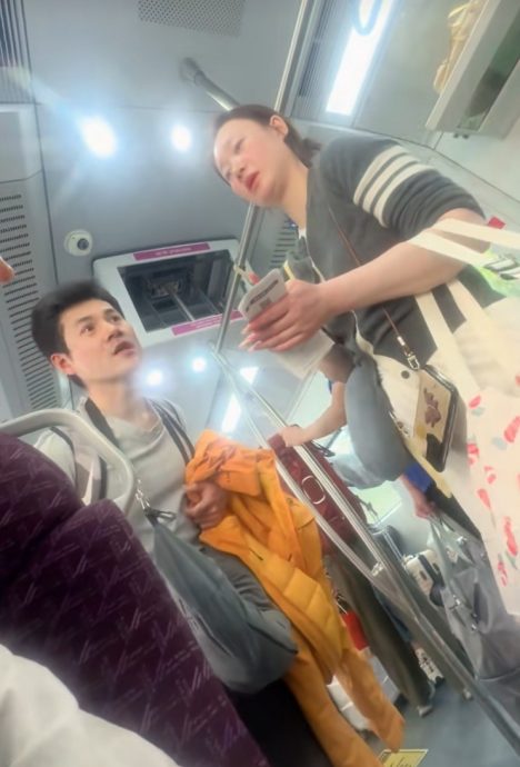巫裔导游秀流利华语 助中国夫妇化解机场航站楼迷航