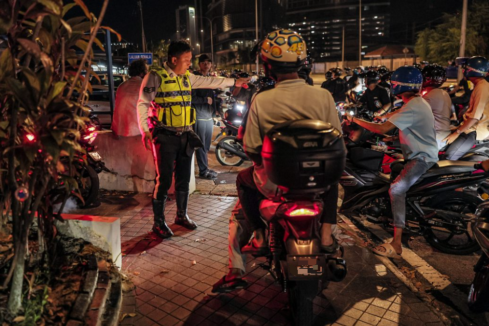 已签发//少年撒谎封斋外出飚车·警大规模取缔飚车 开近800罚单