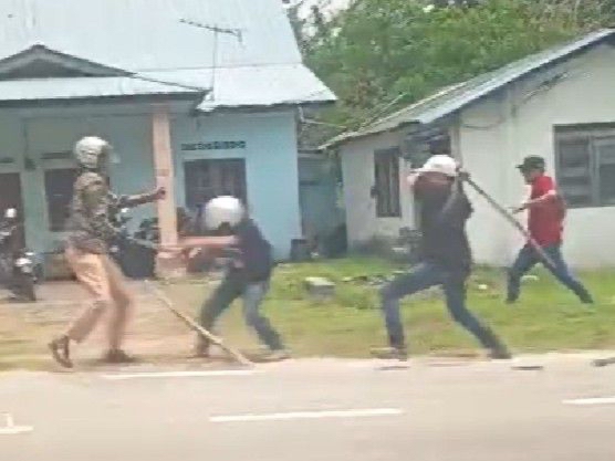 挥刀对峙画面疯传!直落彭里马加弄爆街头混战 3无业男落网