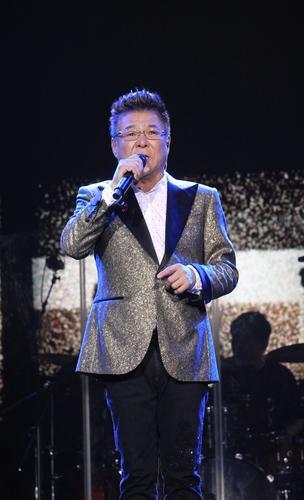 新年开唱拒收粉丝红包 姜育恒戴红鼻子唱《小丑》