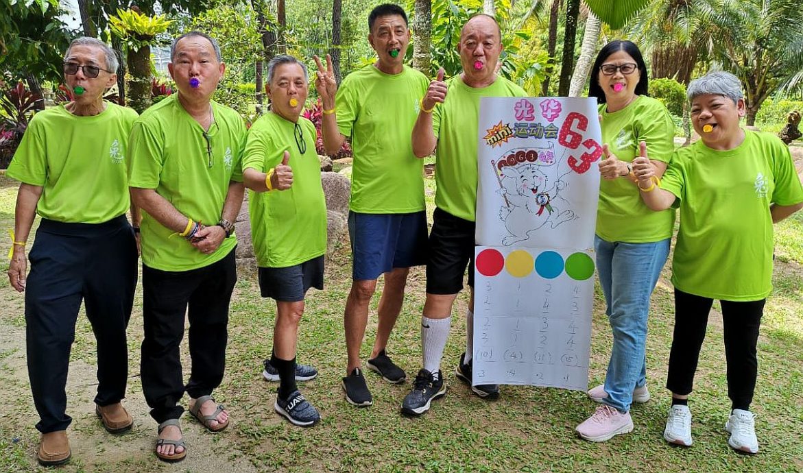 暖势力:78岁的梁雅梅老师,不顾岁月和旅途劳累,从柔佛辗转吉隆坡,再远赴彭亨文冬,只为与一群63岁的学生再次相聚,续写跨越数十年的师生情谊