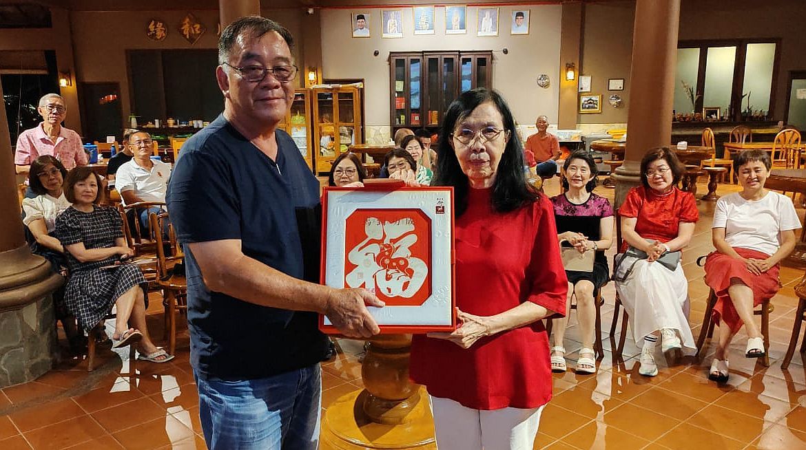 暖势力:78岁的梁雅梅老师,不顾岁月和旅途劳累,从柔佛辗转吉隆坡,再远赴彭亨文冬,只为与一群63岁的学生再次相聚,续写跨越数十年的师生情谊