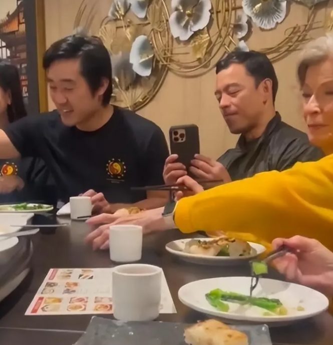 李小龙遗孀罕现身粉丝聚会 女儿李香凝陪伴谈笑风生