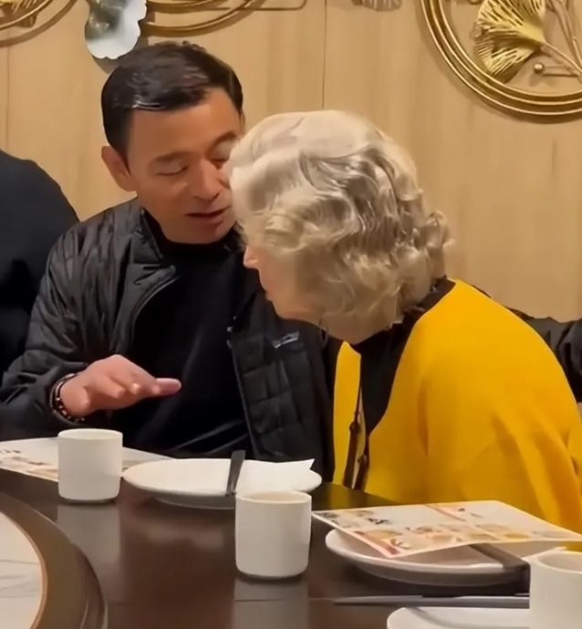 李小龙遗孀罕现身粉丝聚会 女儿李香凝陪伴谈笑风生