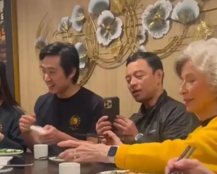 李小龙遗孀罕现身粉丝聚会 女儿李香凝陪伴谈笑风生