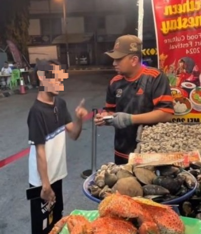 槟路边摊小贩义请障友全家 善举获网民狂赞:人间有温情