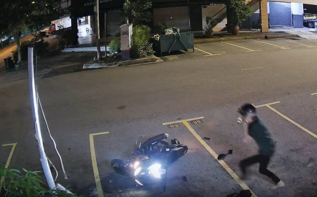 深夜狂飙撞倒电灯柱 肇事骑士弃现场逃逸引公愤