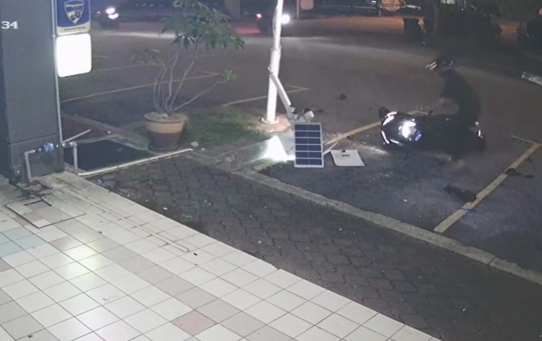 深夜狂飙撞倒电灯柱 肇事骑士弃现场逃逸引公愤