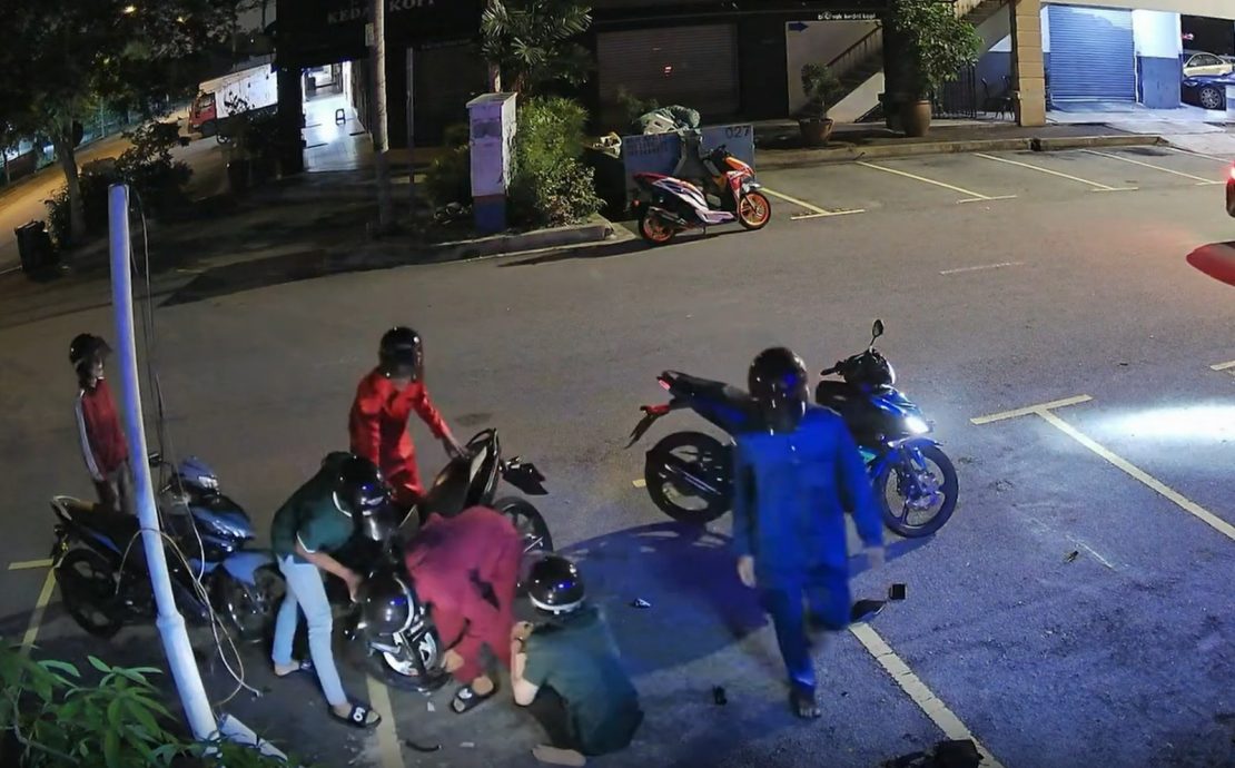 深夜狂飙撞倒电灯柱 肇事骑士弃现场逃逸引公愤
