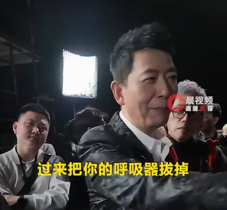 潜水被强拔呼吸器威胁拍照 戴军为保命无奈就范