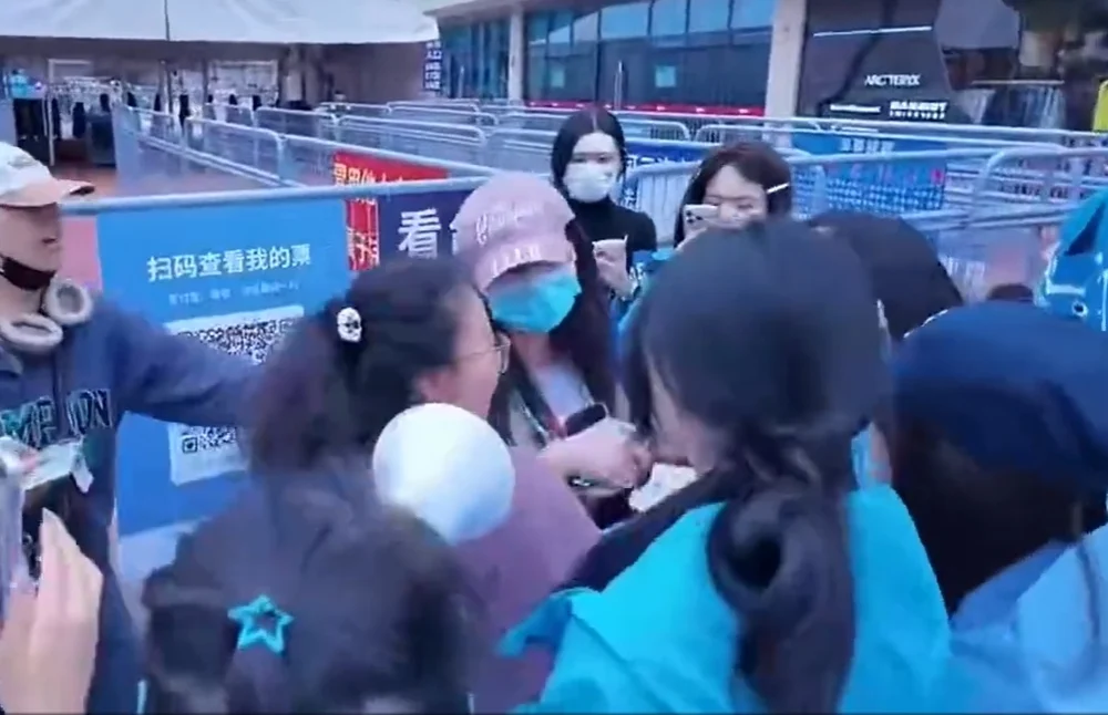 王俊凯丁禹兮台上领奖 粉丝台下打起来