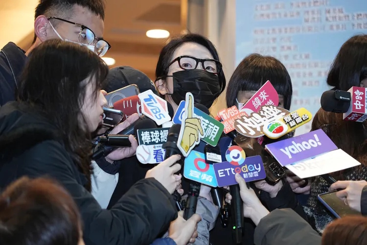 现身灵堂泪送袁惟仁 陆元琪:跟他讲很多话