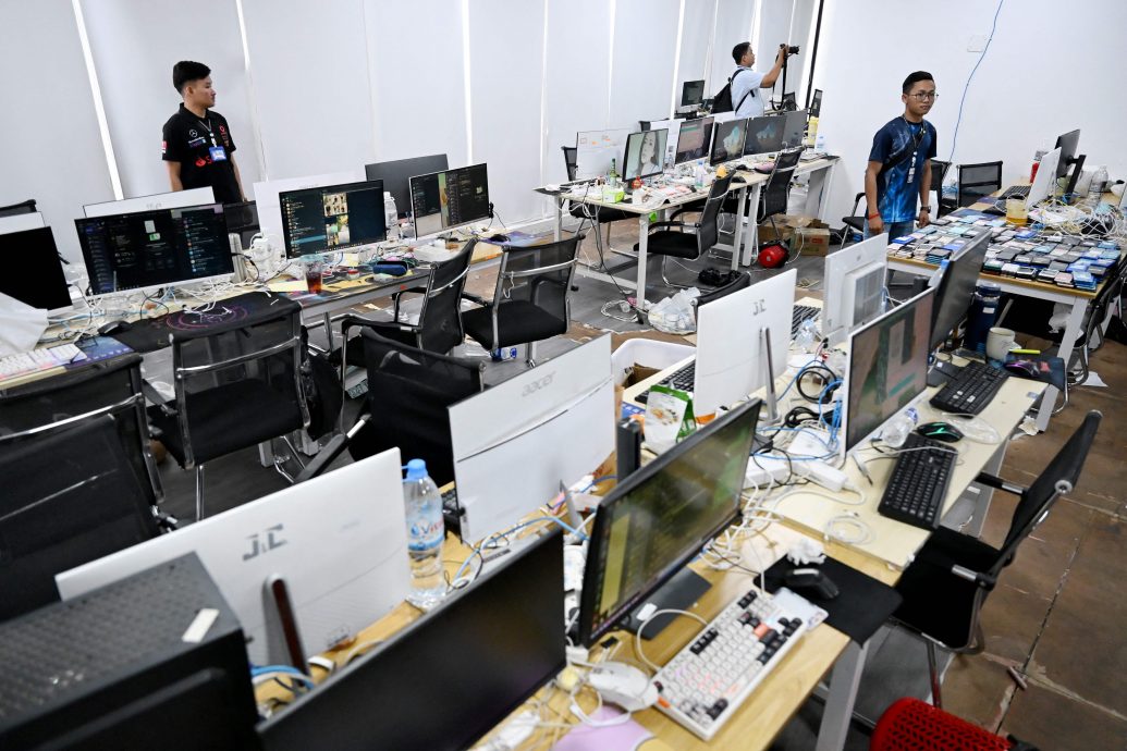 看世界两图)柬埔寨警方带外媒直击网诈窝点 揭骗子如何诱骗外国人