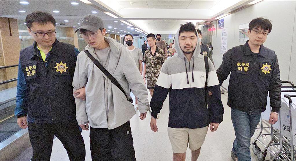 网红“晚安小鸡”出狱返台 自曝被骗159万 憔悴上铐画面曝