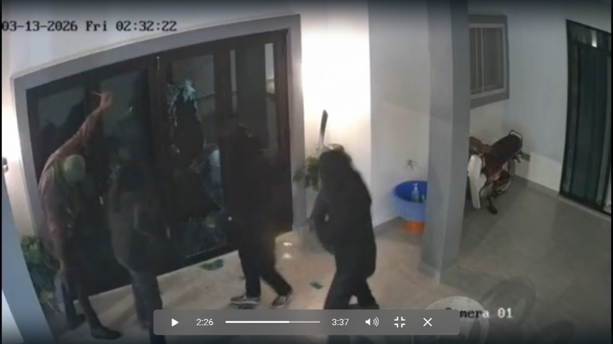 视频|4匪持械破门抢劫触发警铃 致伤1男血迹满地
