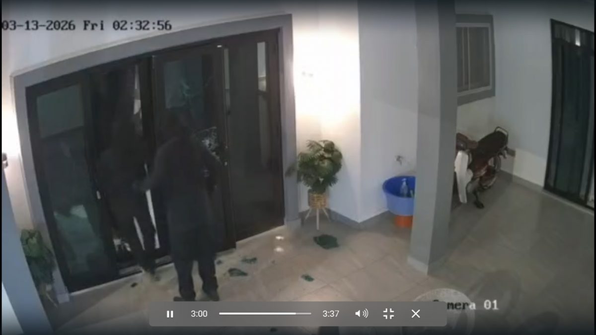 视频|4匪持械破门抢劫触发警铃 致伤1男血迹满地
