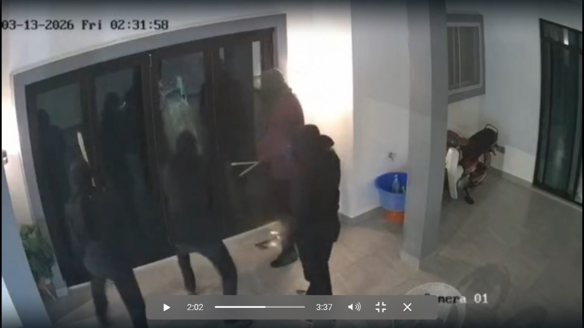 视频|4匪持械破门抢劫触发警铃 致伤1男血迹满地