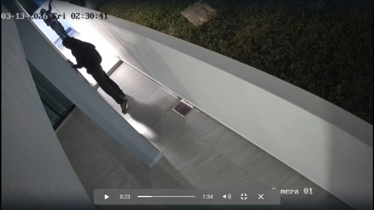 视频|4匪持械破门抢劫触发警铃 致伤1男血迹满地