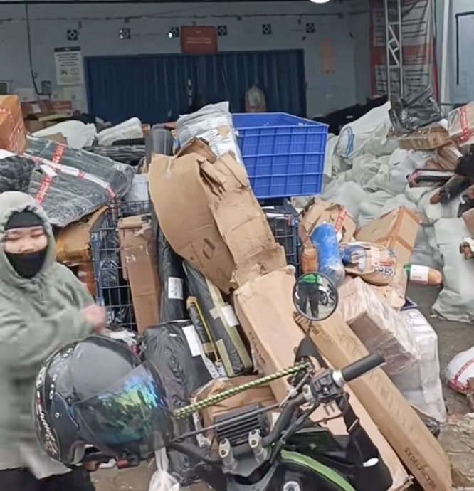 视频|网购平台仓库人手严缺 快递员集体辞职包裹堆如山