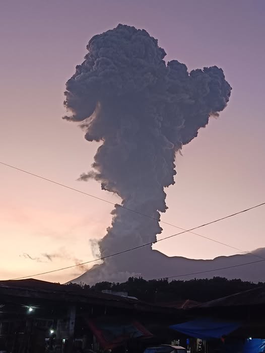 视频/菲律宾坎拉翁火山今年第三次爆炸性喷发 火山灰柱高达5000公尺