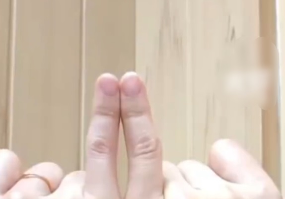 长期滑手机姿势不当 女子小拇指发炎痛到无法握拳用筷子