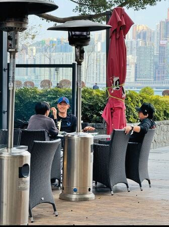 霍建华瘦一圈现身香港 传搭《周处》团队执导动作片