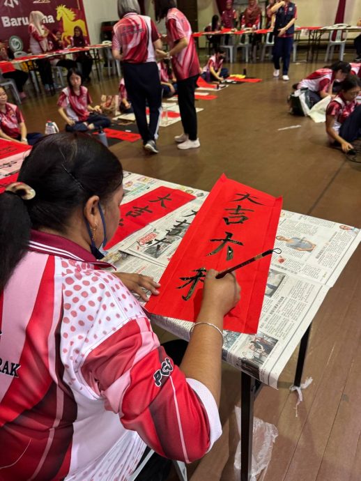 霹:学海学记|校园报道|霹雳女中师生挥毫泼墨 年味十足情谊满