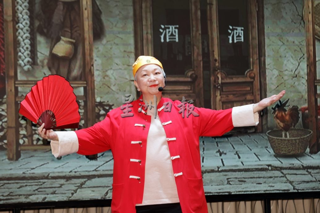暖势力//陈秋霞粉墨登场演戏凤 暖伴百位老人过新春