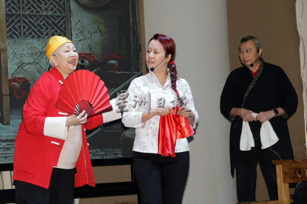暖势力//陈秋霞粉墨登场演戏凤 暖伴百位老人过新春
