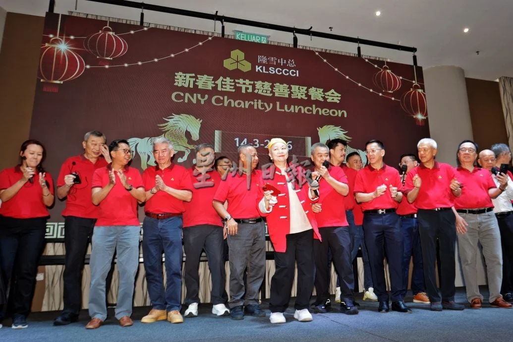 暖势力//陈秋霞粉墨登场演戏凤 暖伴百位老人过新春
