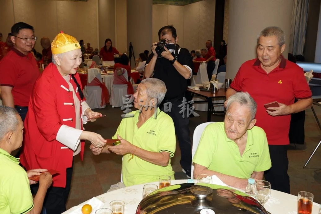 暖势力//陈秋霞粉墨登场演戏凤 暖伴百位老人过新春