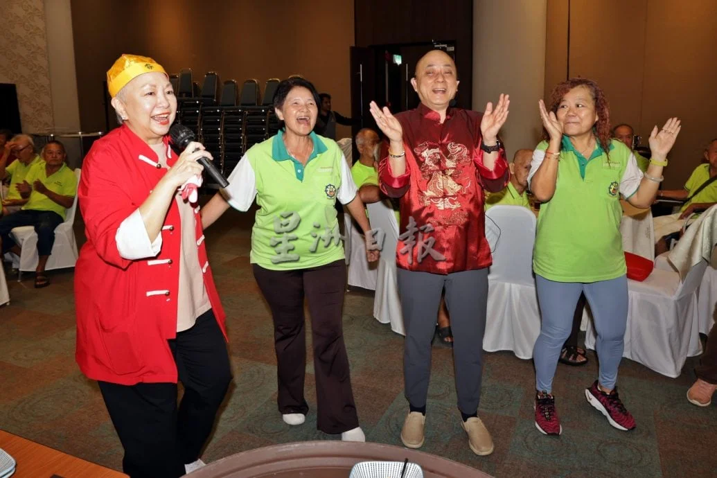 暖势力//陈秋霞粉墨登场演戏凤 暖伴百位老人过新春