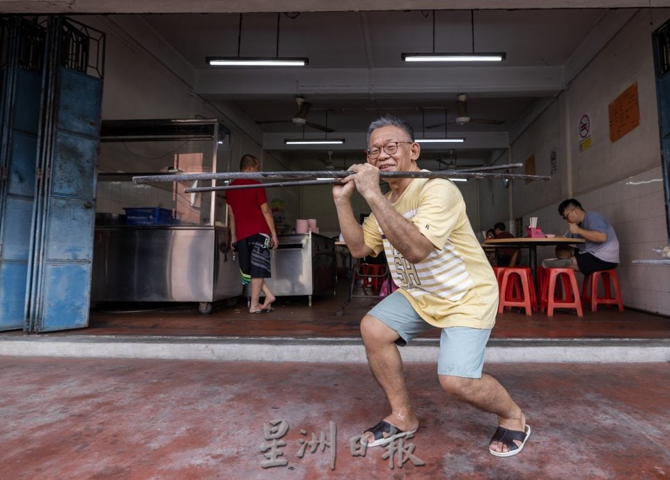 星角摄/图说大马:云吞面档“手托四碗”绝活