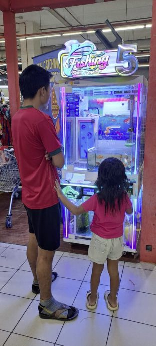 5令吉的残酷游戏:把鱼当奖品,任人捕捞娱乐