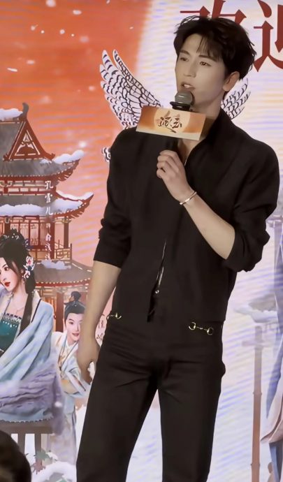 《逐玉》庆功宴|田曦薇只字未提男主角 张凌赫数度溃堤落泪