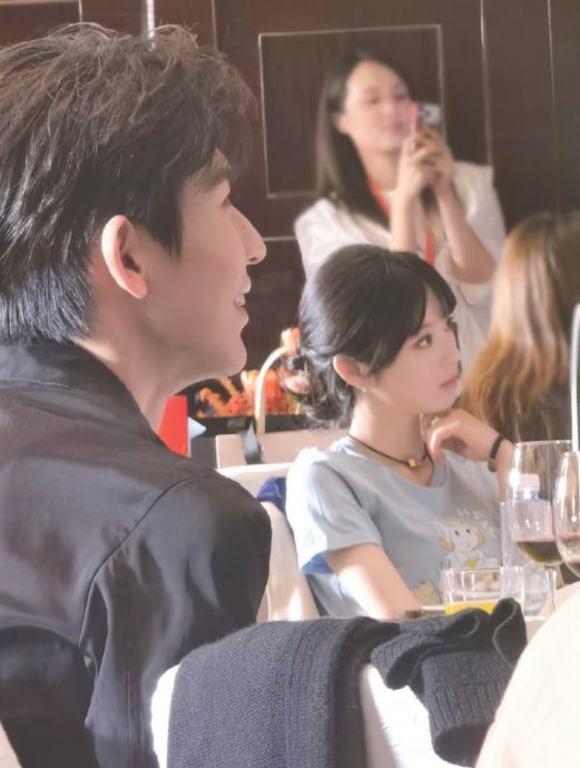 《逐玉》庆功宴|田曦薇只字未提男主角 张凌赫数度溃堤落泪
