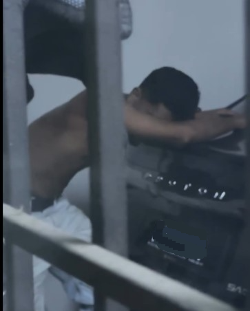 上身赤裸男晚间闯民宅称遭人追赶 住户吓坏急报警