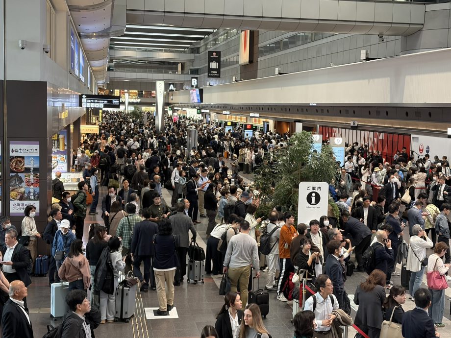 东京羽田机场系统大当机 近万旅客受影响、安检区塞爆