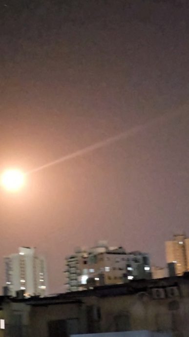 伊朗空袭以色列2死 救援人员废墟中搜寻失踪者