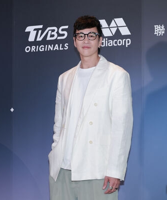 何润东没演《逐玉》却涨粉百万 帮粉底液将军张凌赫说话了