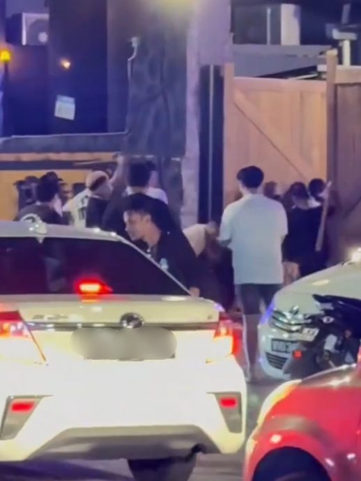 供网//一群人夜店外持棍群殴·民众围观拍手叫好