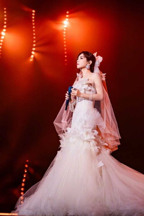 南京巡演吃青团泪忆奶奶 Ella披婚纱唱“淘汰三部曲”