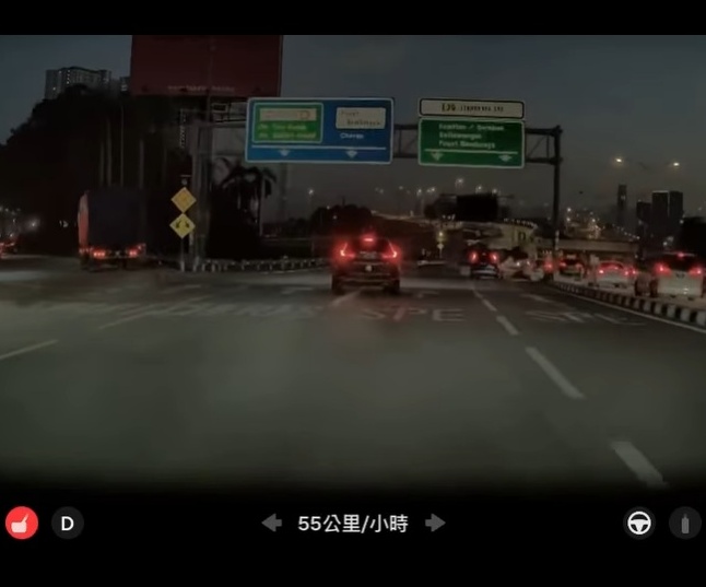 大道“打横行”后翻车 鲁莽货车司机的驾驶态度引网民声讨